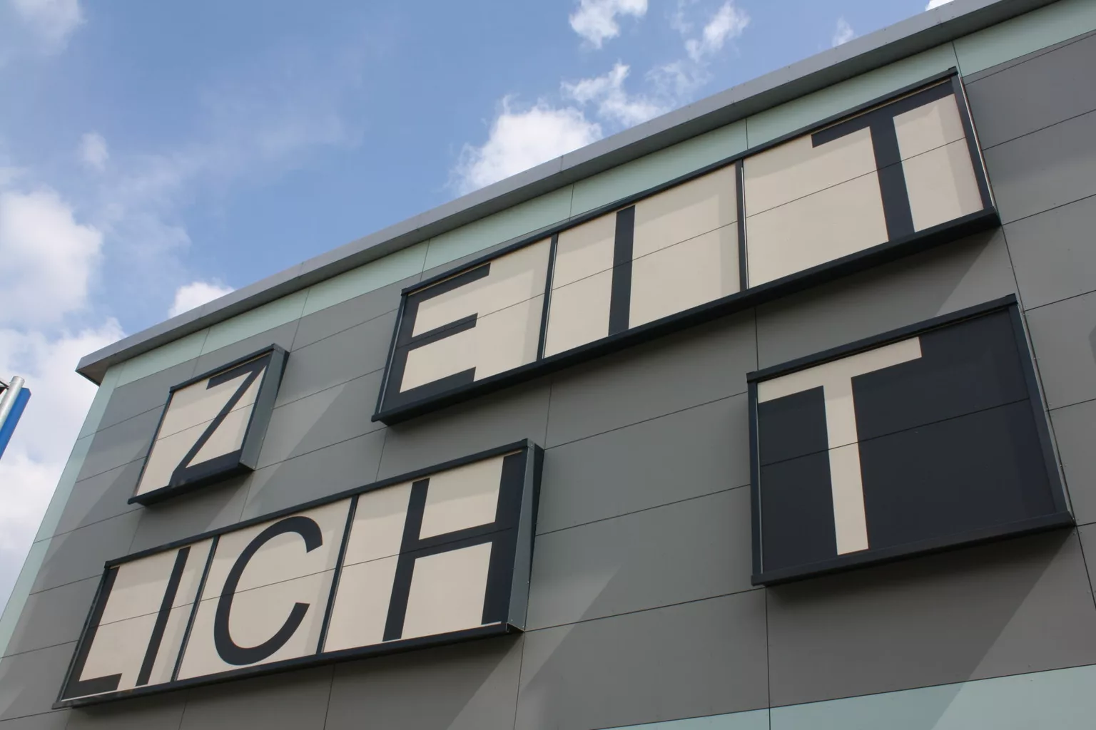 EKZ Bochum: 2. Bauabschnitt fertiggestellt, UNI-Polster am Netz.